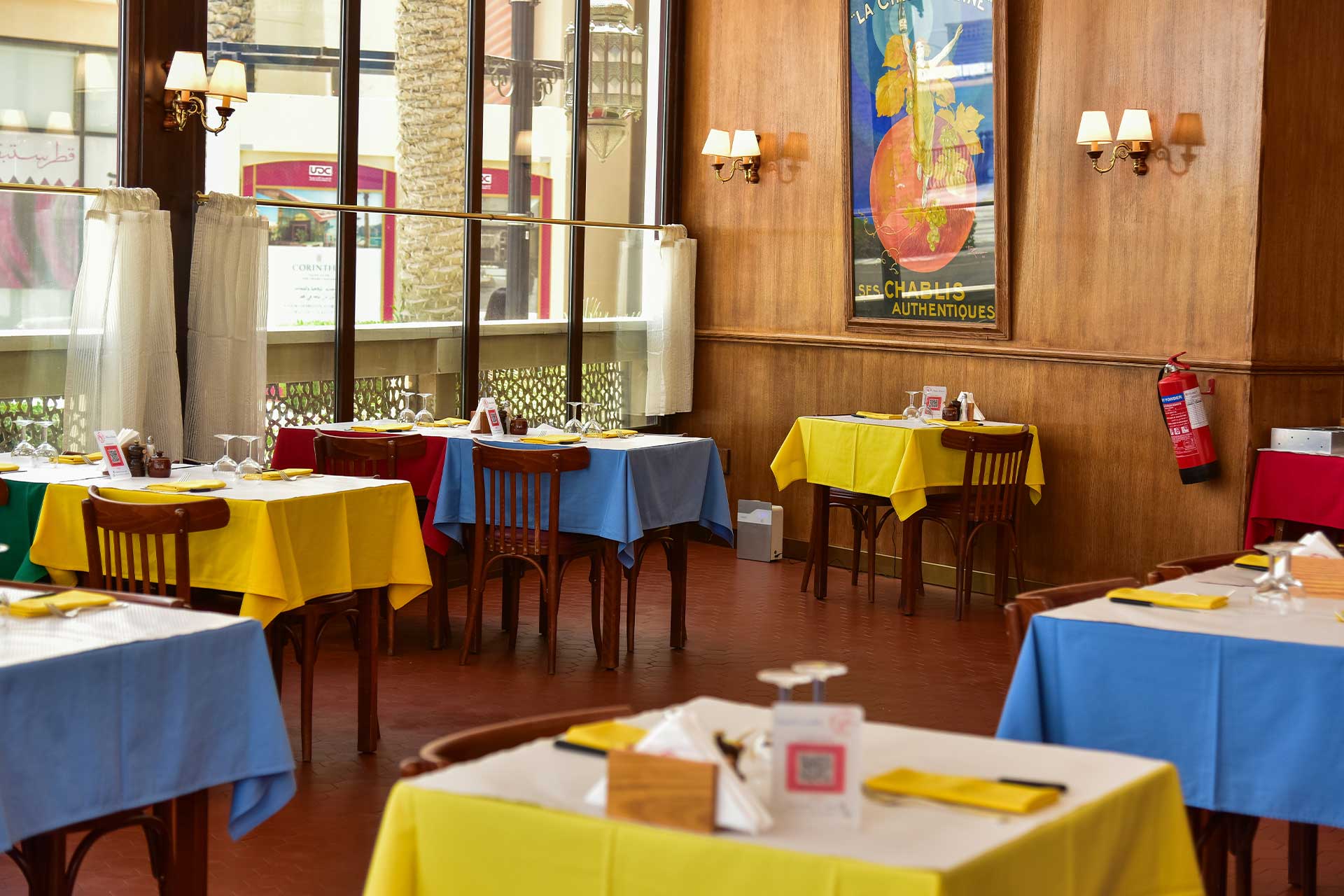 Interior ambiance of Le Relais de L'Entrecote  at The Pearl Qatar - Classic Parisian Bistrot Image 6